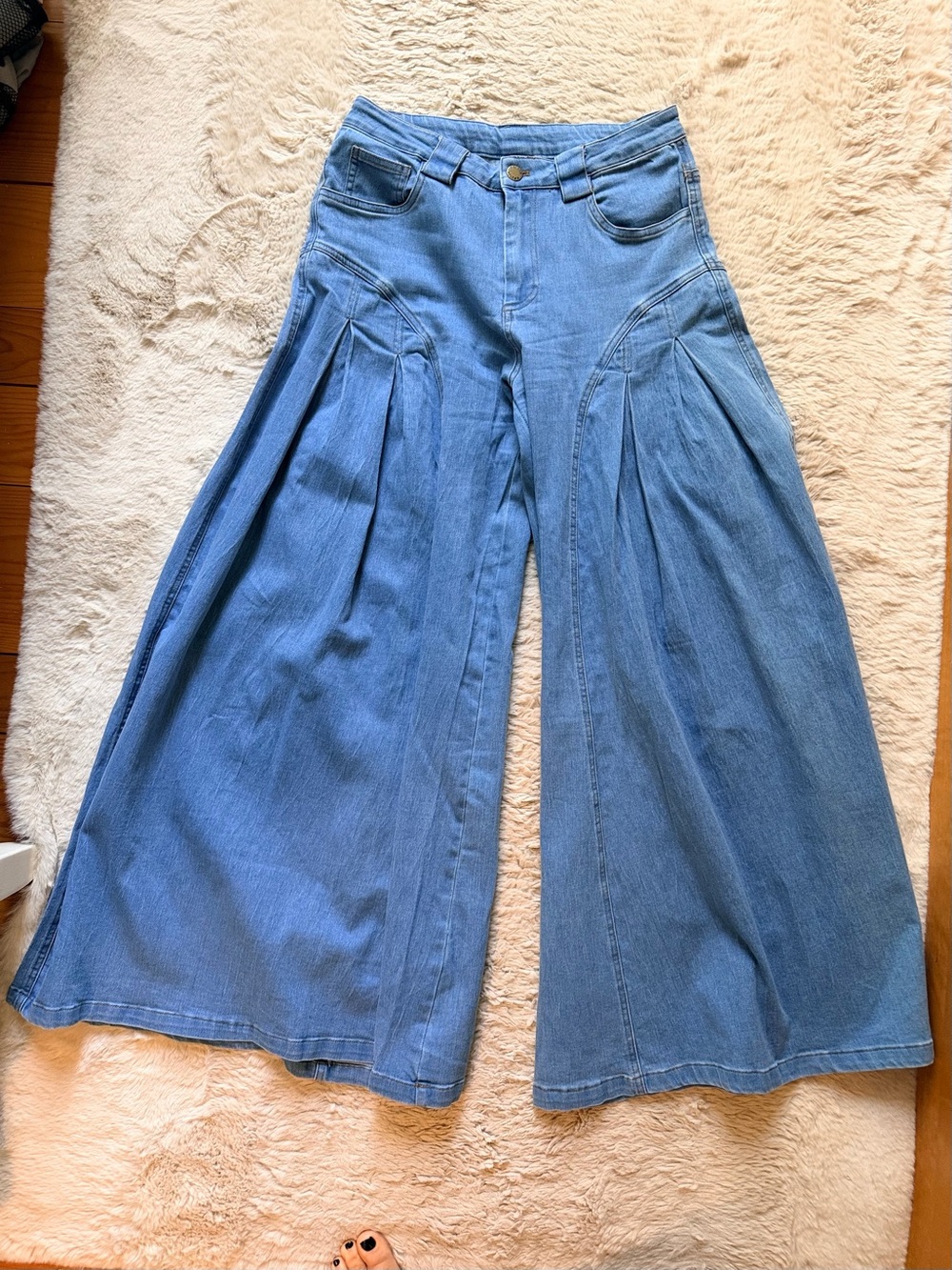 Denim Wide-Leg Pleated Jeans in Light Blue